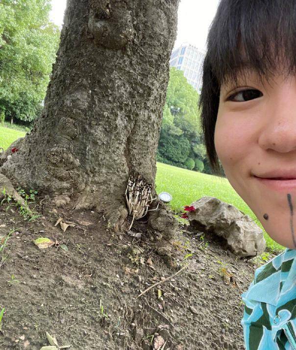 长发|王菲24岁女儿窦靖童罕晒及肩长发，头发凌乱，不似以往酷飒形象