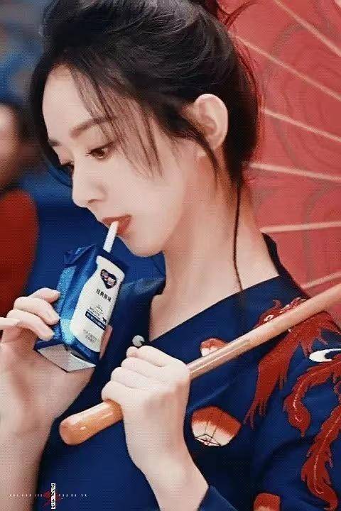美食|赵丽颖美食广告赢了时尚大片！穿旗袍梳高马尾，比上次国风造型美
