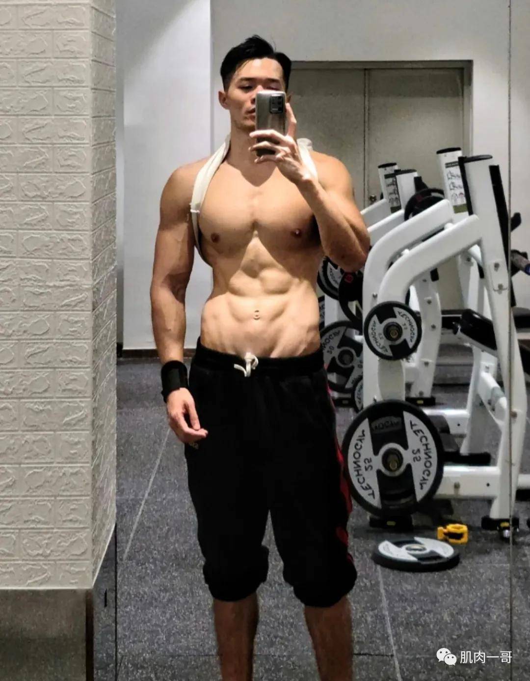 身材|身高190cm体重88公斤，这哥们也太猛了