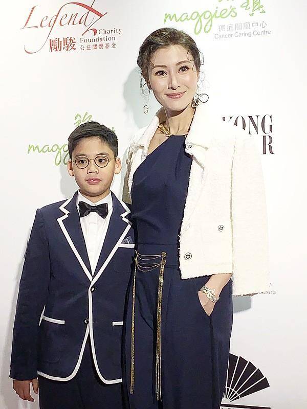 是一种|李嘉欣与儿子穿亲子装造型好大气，穿深蓝色的连体衣，气势满满