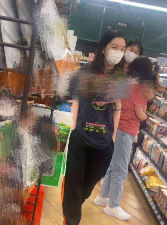 元素|15岁李嫣参加名媛闺蜜聚会！背心＋短裤竟美成焦点，气质赶超王菲