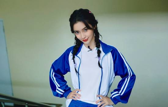 校服|Angelababy双马尾造型清纯甜美 穿校服似温柔学姐