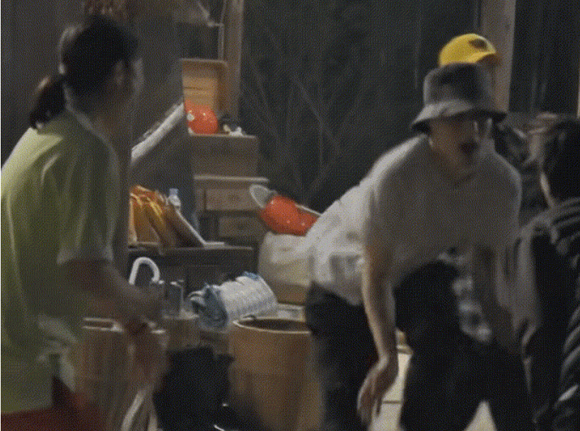 对比|张艺兴蘑菇屋大秀舞技，却意外与彭昱畅形成对比，彭彭太难了