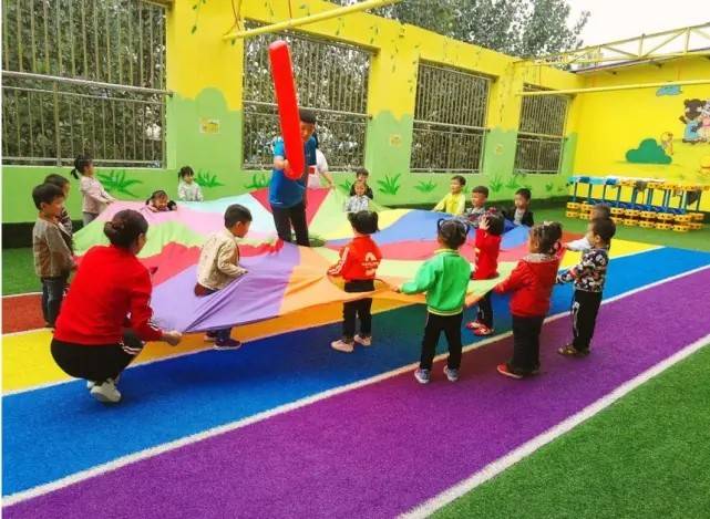 进行|多地幼儿园招生遇冷，家长排队抢名额成过去式，民办学校也不香了