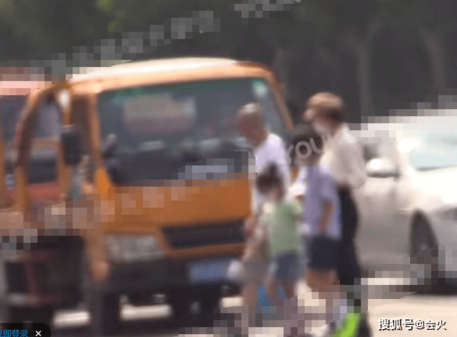 孙俪|孙俪亲自接孩子放学，精心打扮穿着时尚，儿子快步疾走插兜耍酷