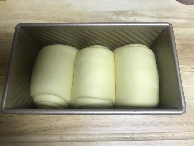进行|只需一次发酵的吐司，操作省时，组织细腻松软拉丝，放三天也不硬