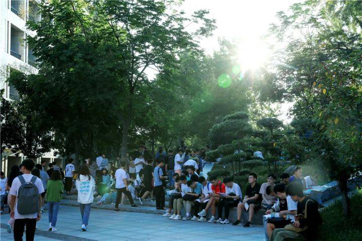 万人|阳光不燥，读书正好 !西安翻译学院学子共赴“万人晨读”！