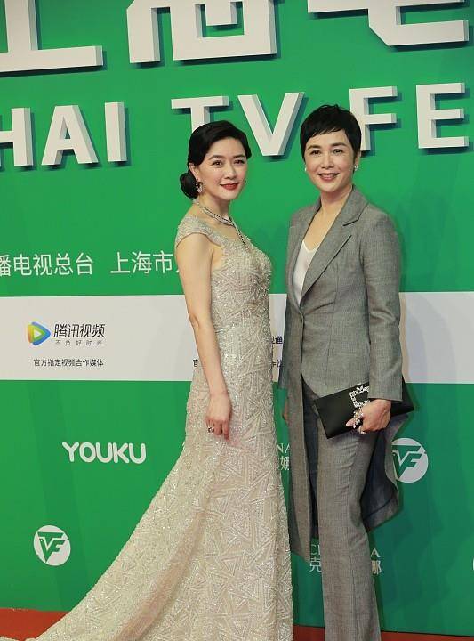 田海蓉|田海蓉妆容有点浓了,穿礼服看着和蒋雯丽差不多大,不像小了10岁