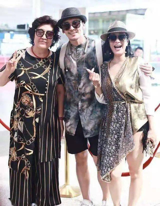 颜色|网友在时装周见到钟丽缇，真人老了并不漂亮，穿紧身裙肚腩横生！
