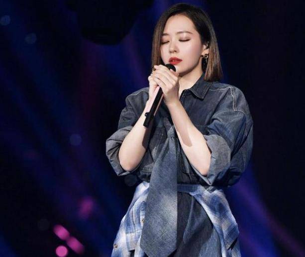 领带|张靓颖太适合穿衬衫了，叠穿两件衬衫高级感满满，跟时尚博主一样