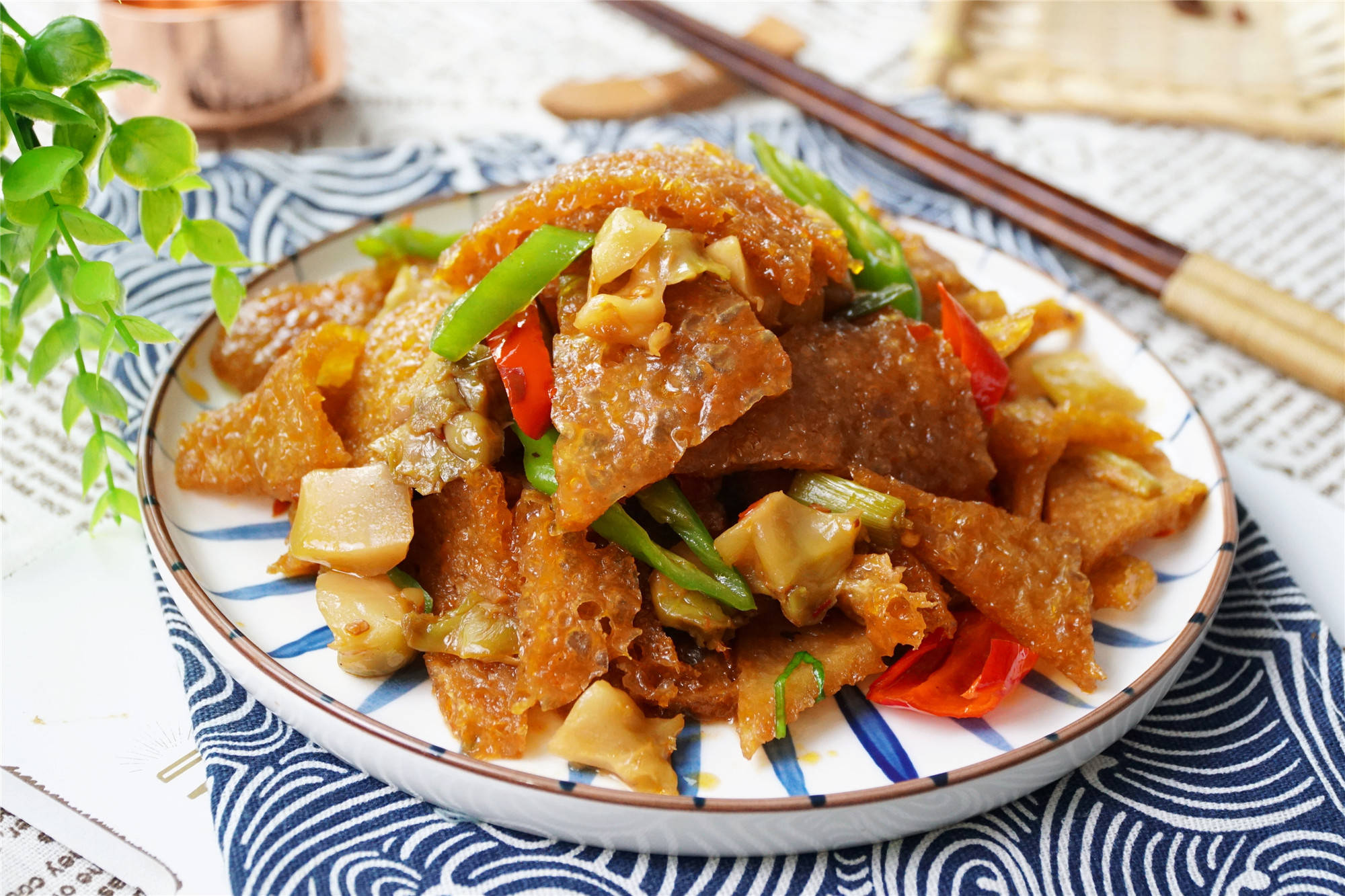 食材:泡发皮肚一盘,榨菜一包,青红椒两根.