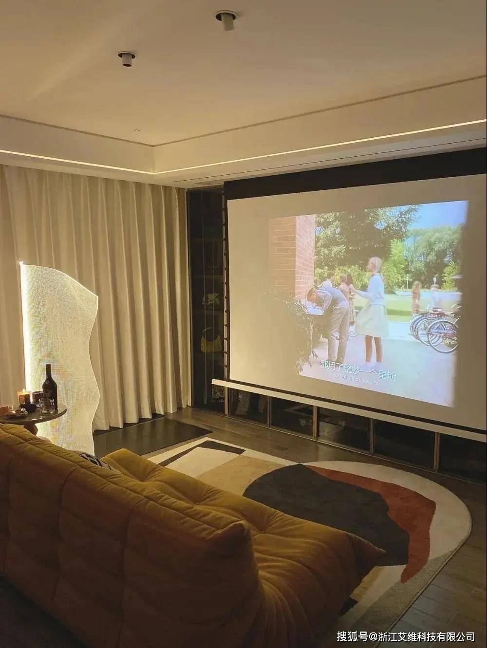 在客厅一样能拥有巨幕影院_观影