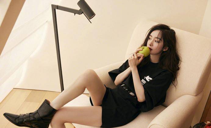 杨幂|35岁杨幂豪华酒店庆生!穿1万尖头靴闺蜜团作陪,4层大蛋糕太阔卓