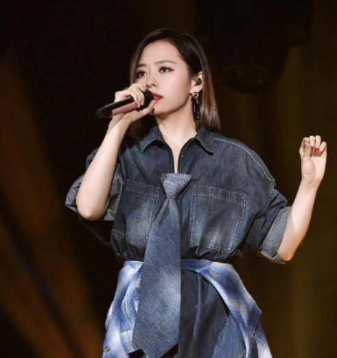 领带|张靓颖太适合穿衬衫了，叠穿两件衬衫高级感满满，跟时尚博主一样