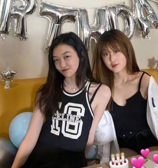 女儿|偶遇王菲15岁女儿李嫣，穿超短裤包不住臀，拎两万元小菜篮亮了