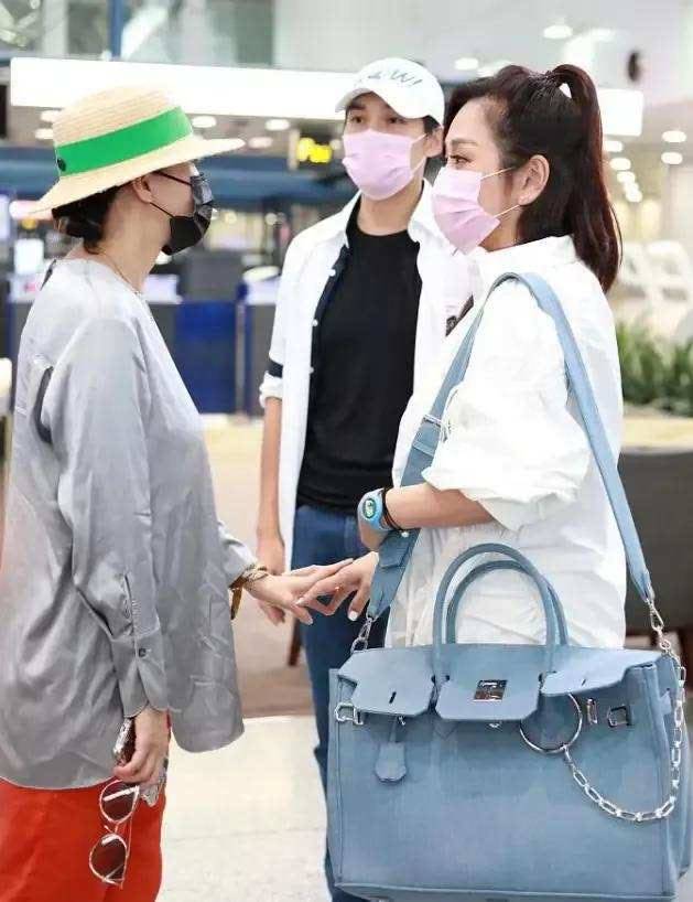 马尾|陈松伶老得洋气，玩“下衣失踪”还扎高马尾，袜子只穿一边看不懂