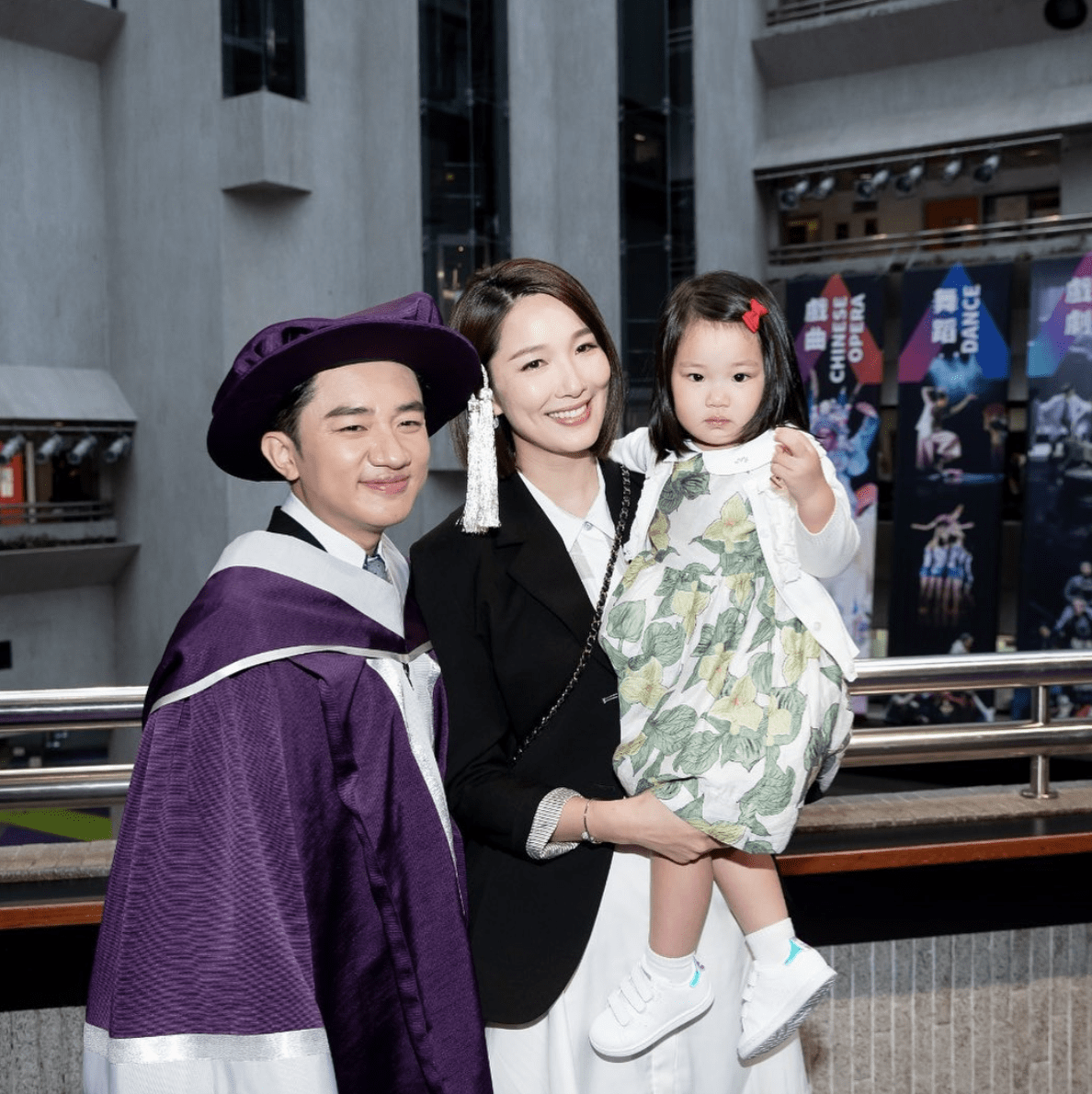 香港|李亚男晒女儿萌照，Gabby俏皮摆拍似王祖蓝，被大赞有模特范儿