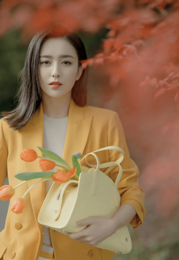 佟丽娅|佟丽娅很懂得“氛围美”,西装搭配针织衫,堪称秋季穿衣的典范