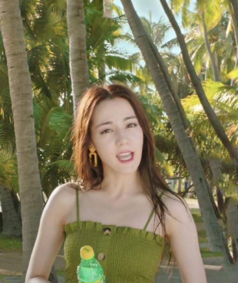 身材|迪丽热巴罕见秀身材，穿吊带背心拍广告写真，看着宛如17岁的少女