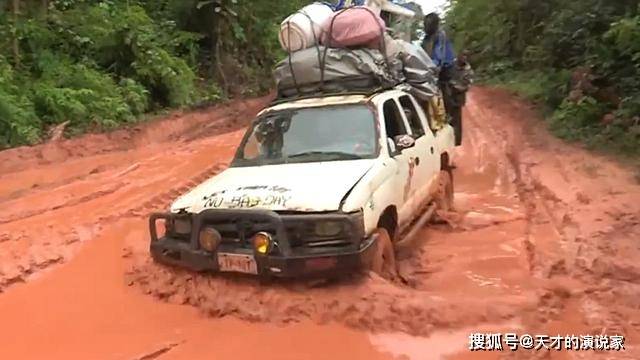 非洲出租车：载11个乘客走淤泥路，300公里开三天赚1700块