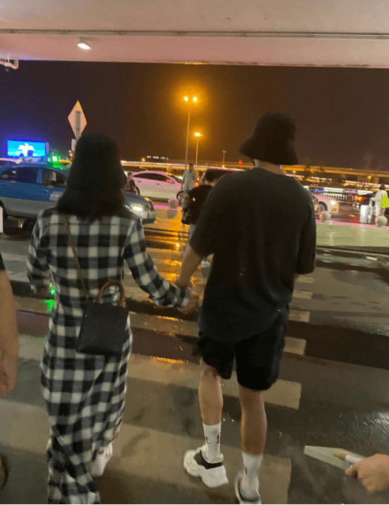 俩人|谢娜的功劳真不小，与老公张杰走机场，俩人戴着情侣帽还牵着手