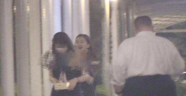 元素|15岁李嫣参加名媛闺蜜聚会！背心＋短裤竟美成焦点，气质赶超王菲