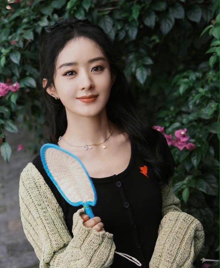 上衣|赵丽颖单身后更懂打扮，绿色针织坎肩搭配黑色上衣，秒变18岁少女