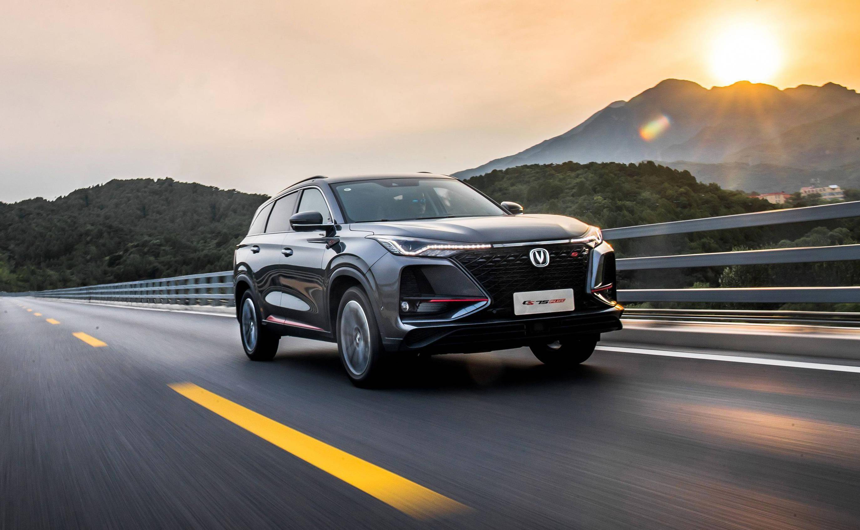 新款长安cs75plus曝光换装全新前脸贯穿尾灯