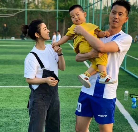 满是|李小萌庆生“四口之家”罕同框，孕肚凸显，王雷为妻儿拍照超宠溺