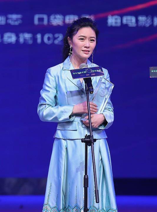 田海蓉|田海蓉妆容有点浓了，穿礼服看着和蒋雯丽差不多大，不像小了10岁