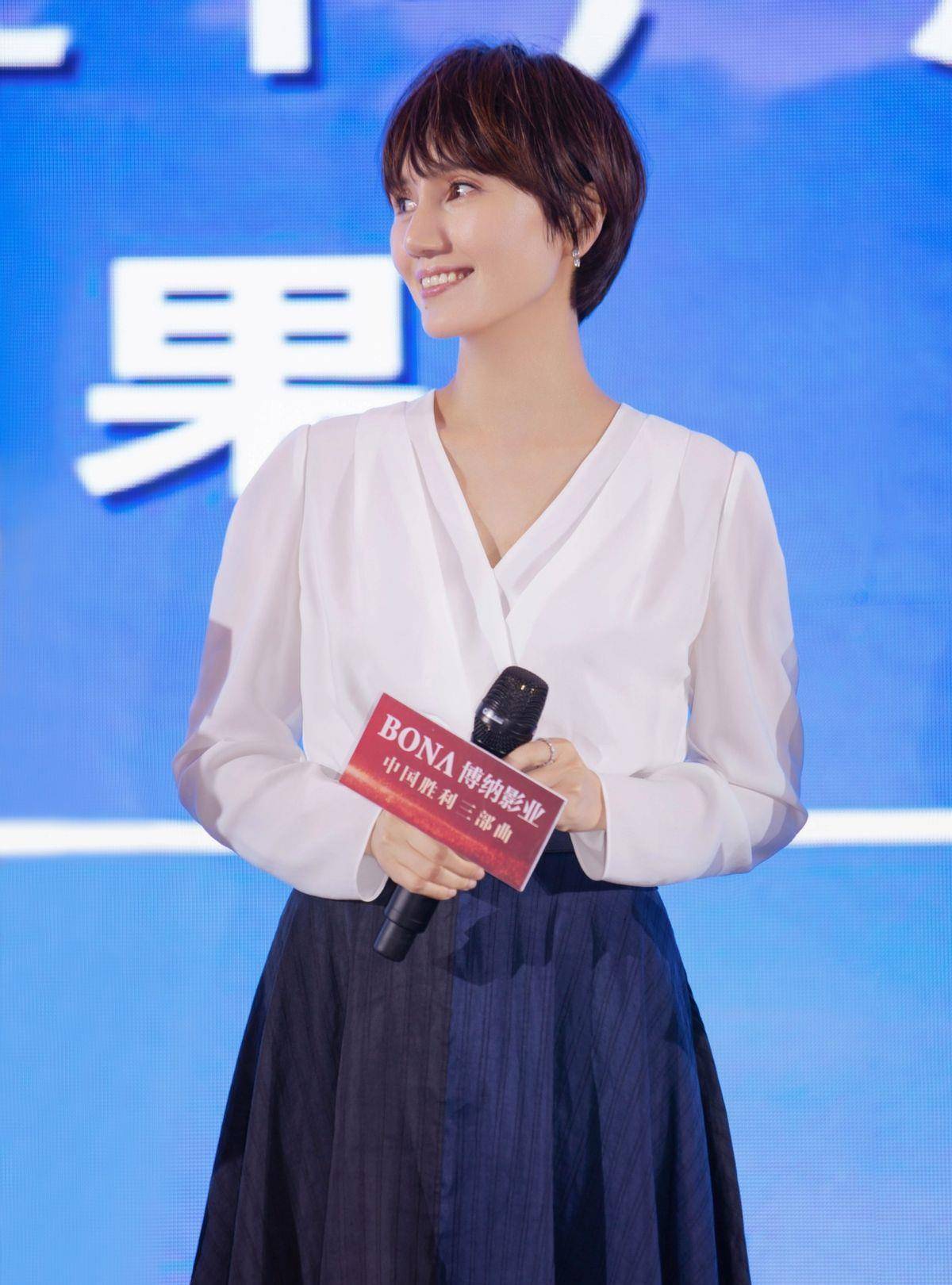 袁泉学|中年女性不用“扮嫩”的穿搭，就跟着44岁袁泉学，简单气质还减龄