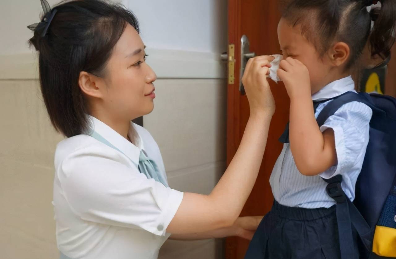 家长|孩子哭闹着不想去幼儿园，是心软带回家，还是让老师强行抱走？