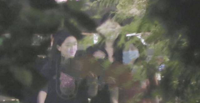 元素|15岁李嫣参加名媛闺蜜聚会！背心＋短裤竟美成焦点，气质赶超王菲