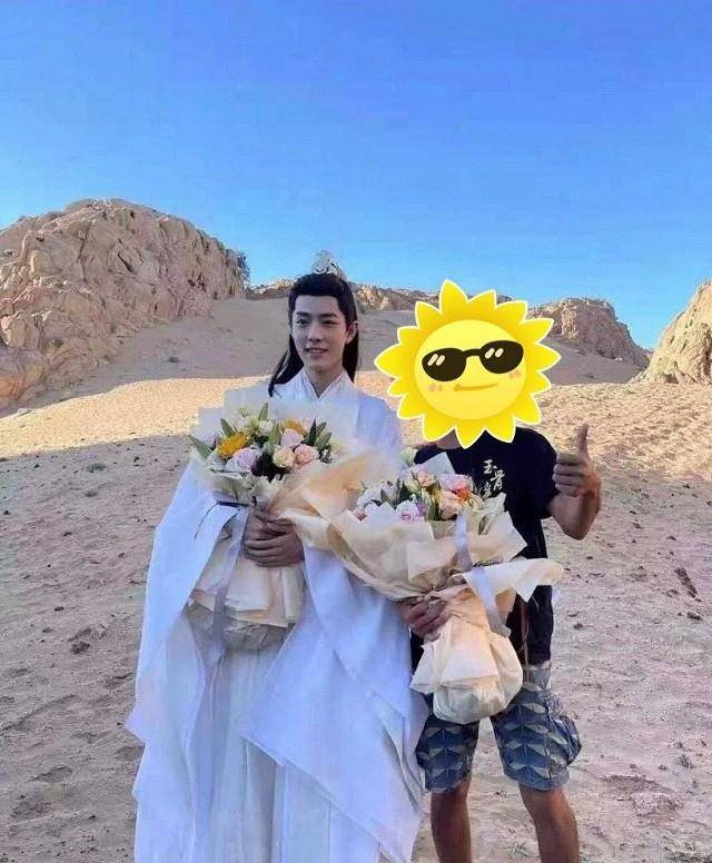 指导老师|《玉骨遥》杀青大合照曝光，肖战人群中白到发光，一梦初醒见时影