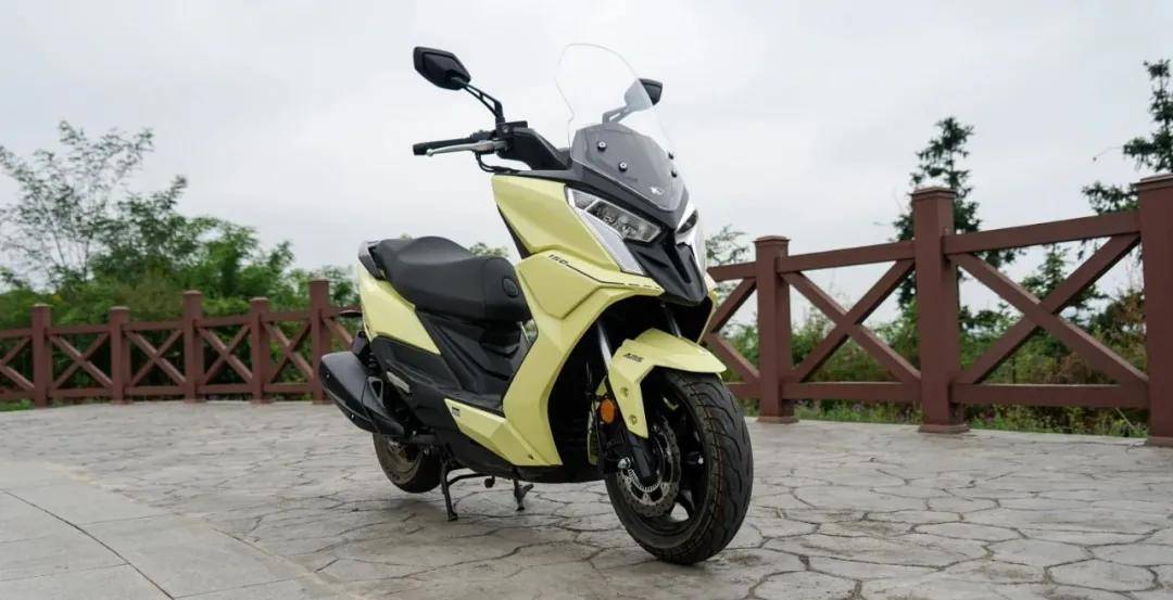 运动休闲踏板传承雷霆王水冷动力188万元光阳racingx150静态测评