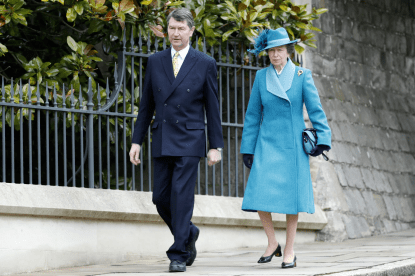 曲线|英国71岁安妮长公主重穿旧衣！中国红唇色显白显年轻，最多50岁