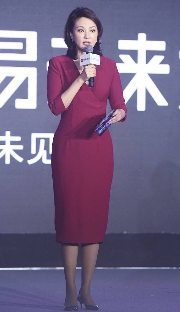 身材|刘芳菲打卡博物馆，穿过膝裙扎低马尾，整个人散发女性优雅气质！