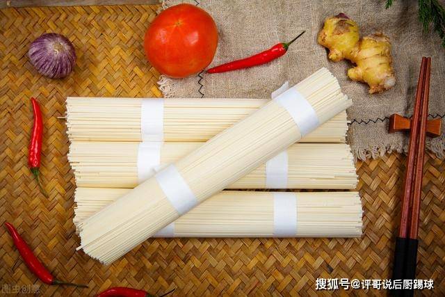 下锅|煮面条,别直接开水下锅,教你正确的方法,面条劲道还特别爽滑