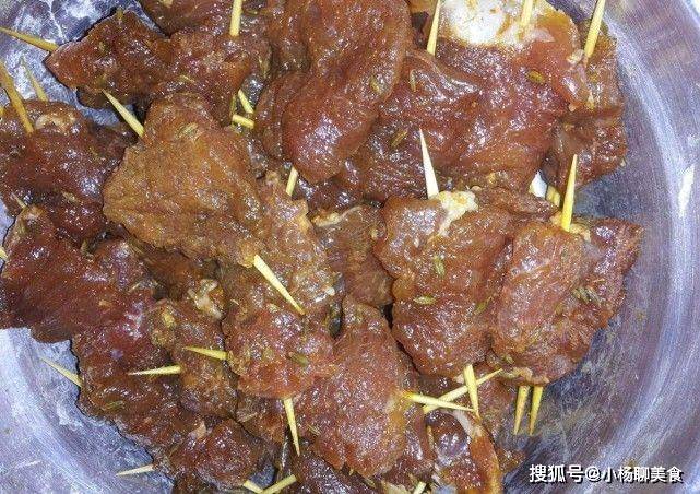 加入适量|教你一道不用油炸的牙签肉, 这样做外酥里嫩, 吃起来更健康