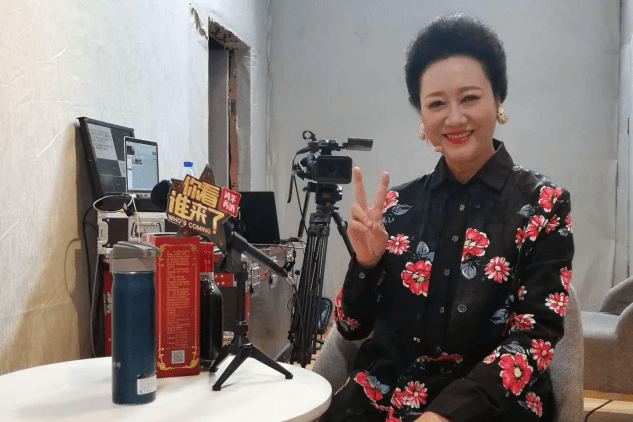 见解|王丽云跟朋友跳舞，穿碎花裙搭长靴开衫，看到了真实老人的打扮！