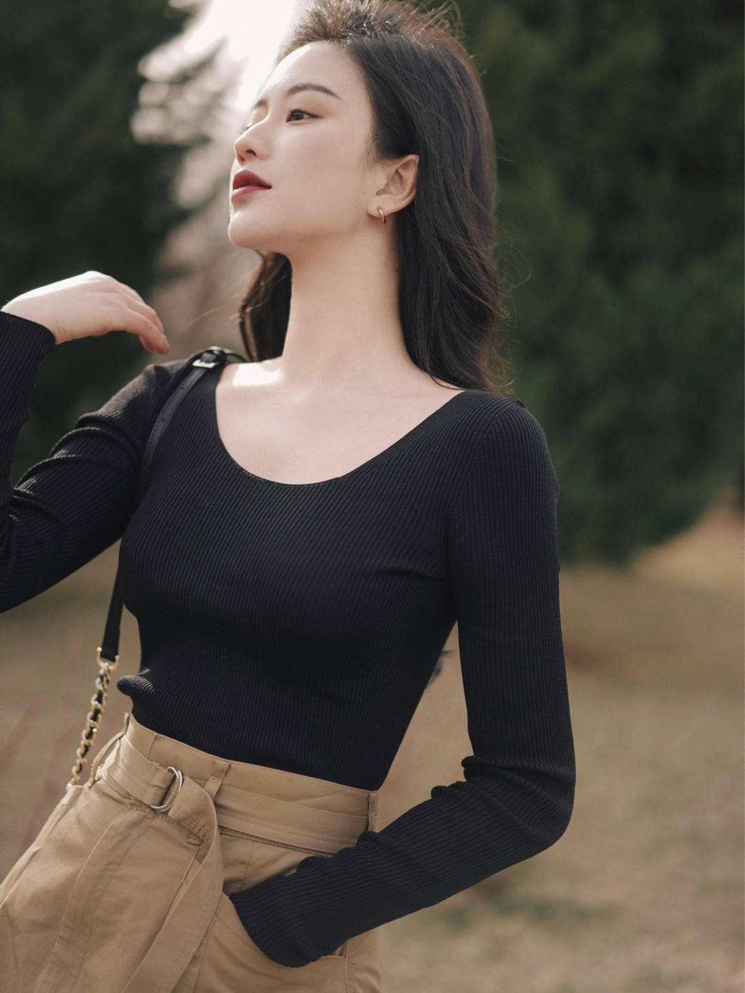 面料|职场法式穿搭指南，大u领针织衫+半身裙，穿起来气质又性感