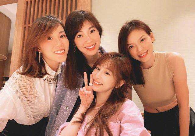 身材|王心凌室外亲自做晚餐，三穿旧衣背心身材更苗条，“马蜂腰”抢镜