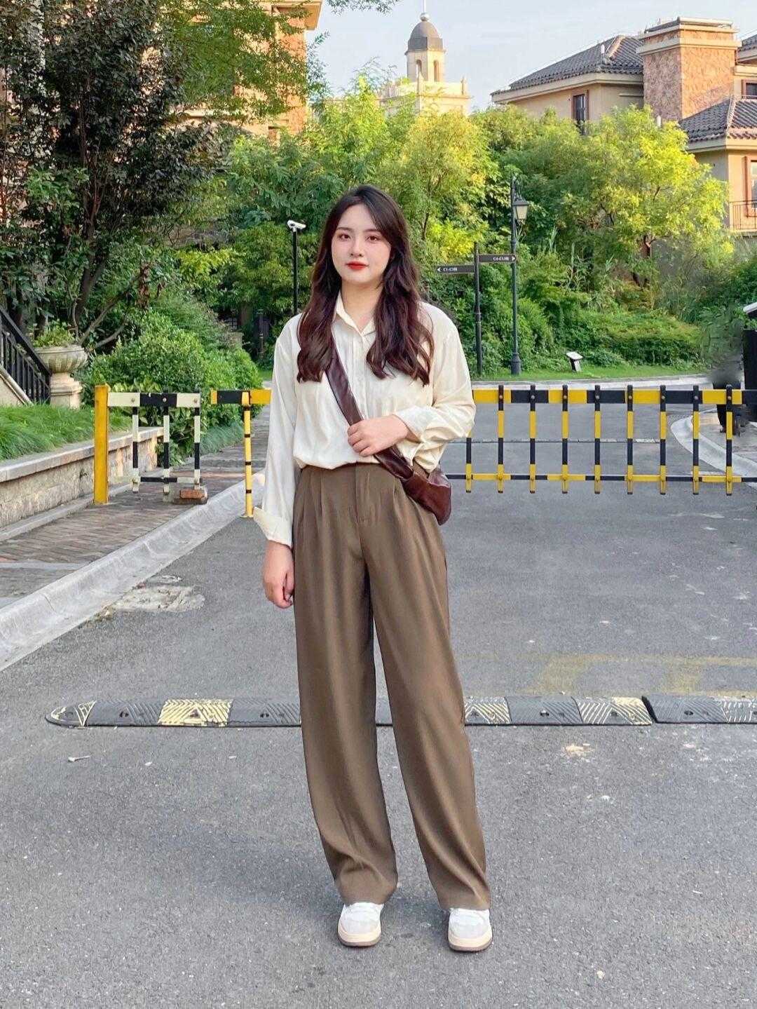 气质|普通女孩该怎么穿才洋气?白色西服搭配百褶裙干练精致,优雅大气