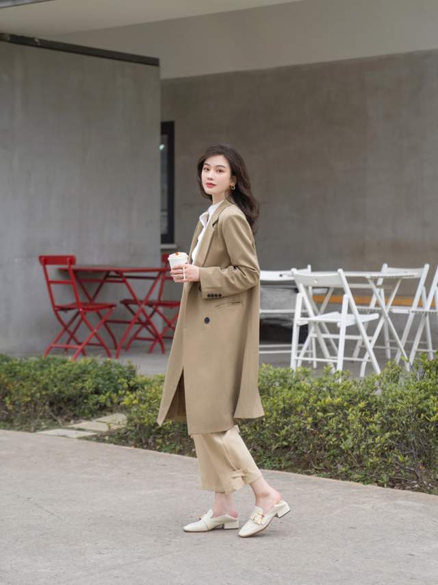 大衣|穿上秋天的第一件大衣，搭配牛仔裤更实在，保暖又时尚，好美