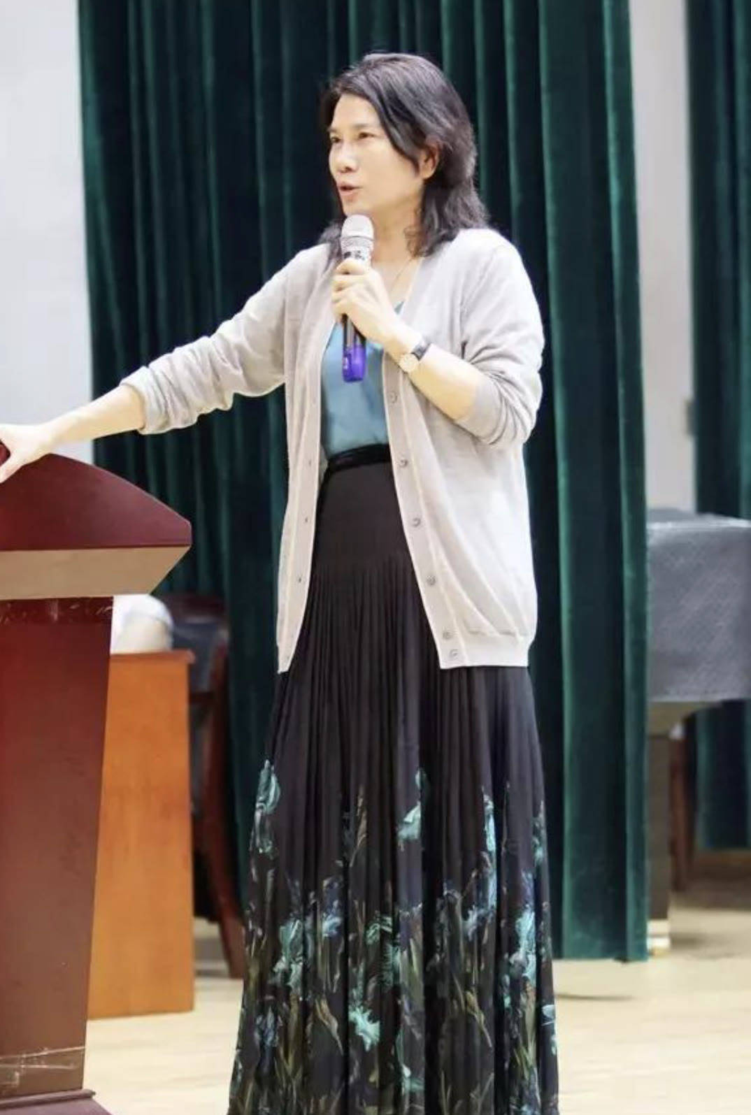 丝巾|董明珠越老越时髦，穿开衫配渔夫帽气质变温柔，走路依然是霸总范