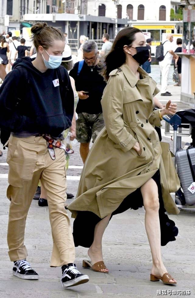 骨感美女|安吉丽娜朱莉又来刷街了！风衣搭配连衣裙，真得又美又优雅