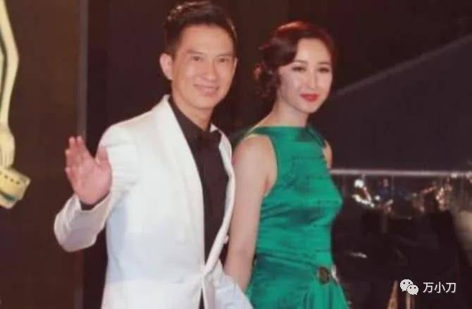 港女星周家怡做年与偷情男星当街亲吻(图)？