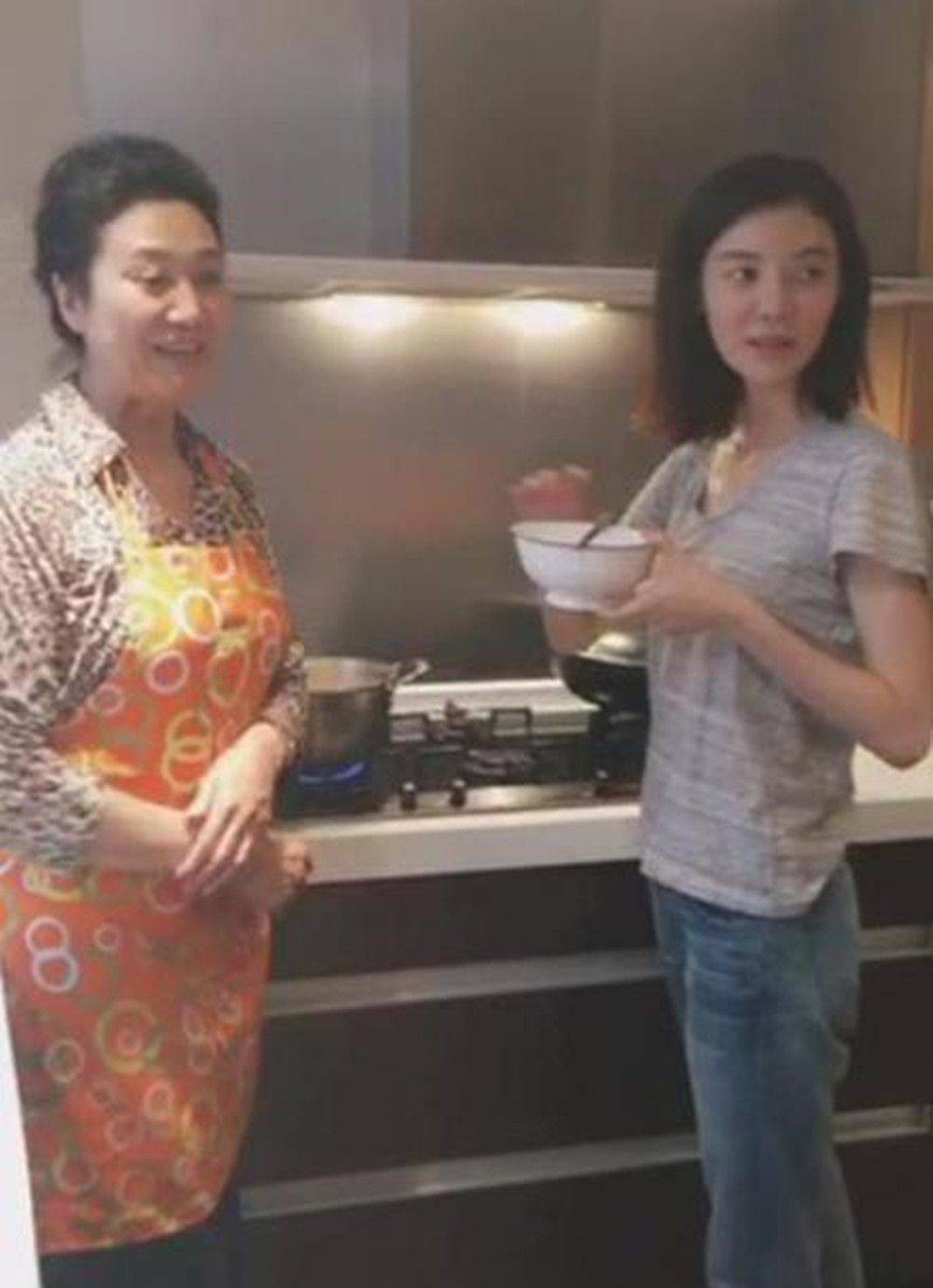 见解|王丽云跟朋友跳舞，穿碎花裙搭长靴开衫，看到了真实老人的打扮！