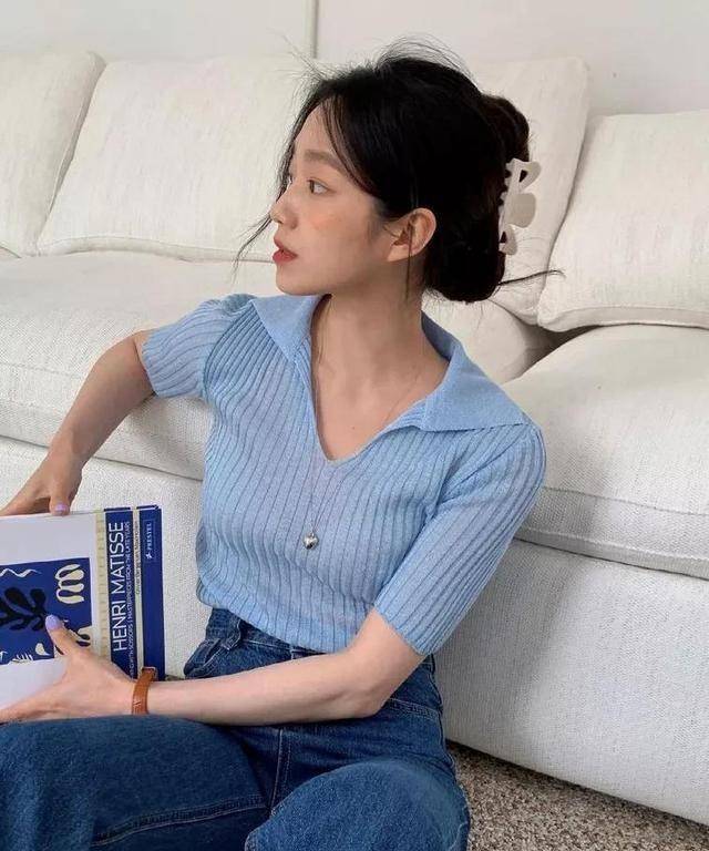 下装|夏末初秋,“针织衫”更时髦的打开方式:和这3件下装搭配
