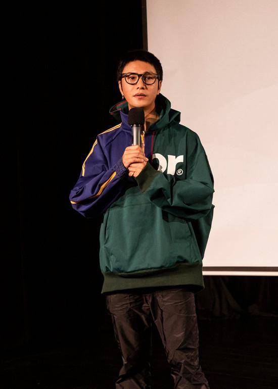 装饰|陈坤久违走机场,穿补丁衬衫身材显瘦,45岁罕见戴两金耳环太抢镜